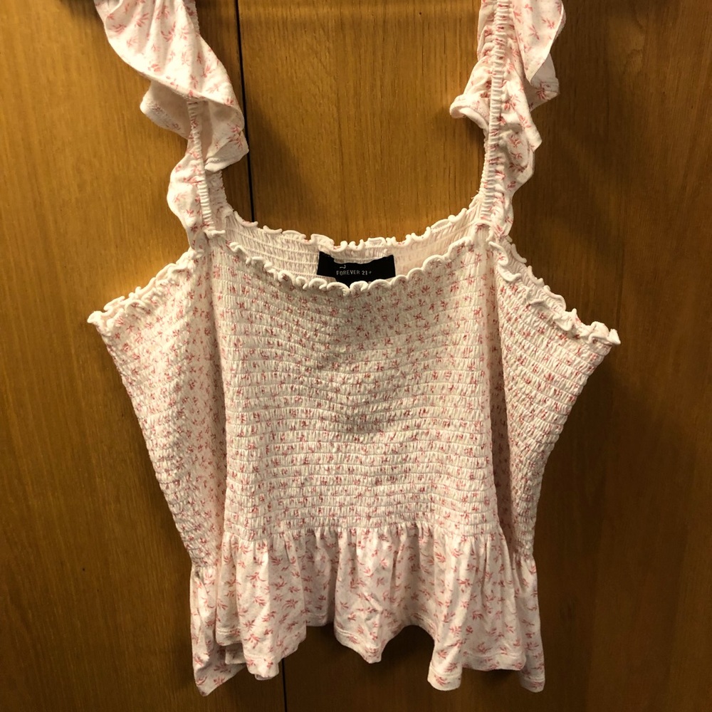 Cute cropped shirt!! Only worn a few times!!